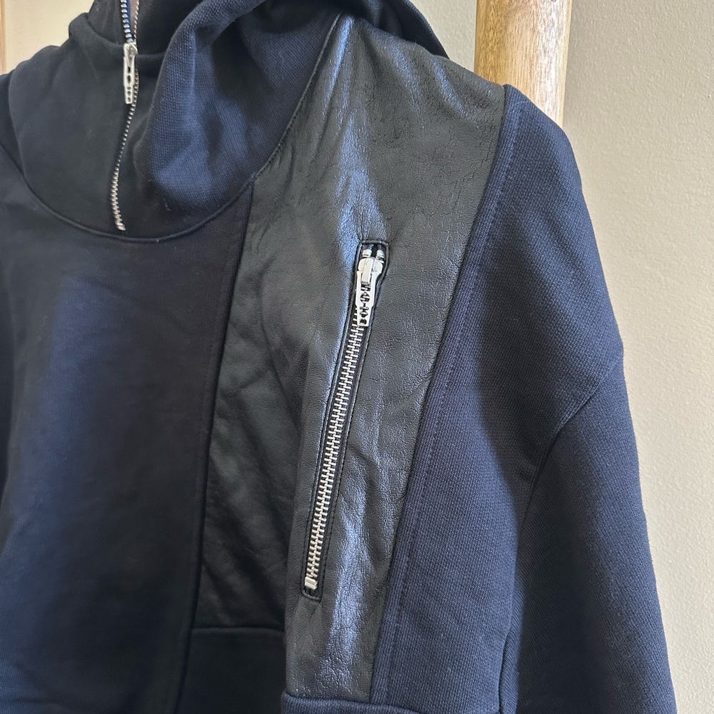 Alexander McQueen Black Hooded Sweater with Leather Zip Pocket - Picture 4 of 7